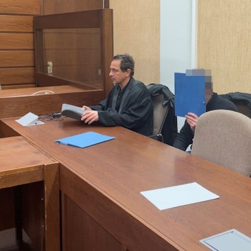 Der 36-jährige Angeklagte mit Verteidiger Thomas Gros beim Prozessauftakt im Landgericht Köln