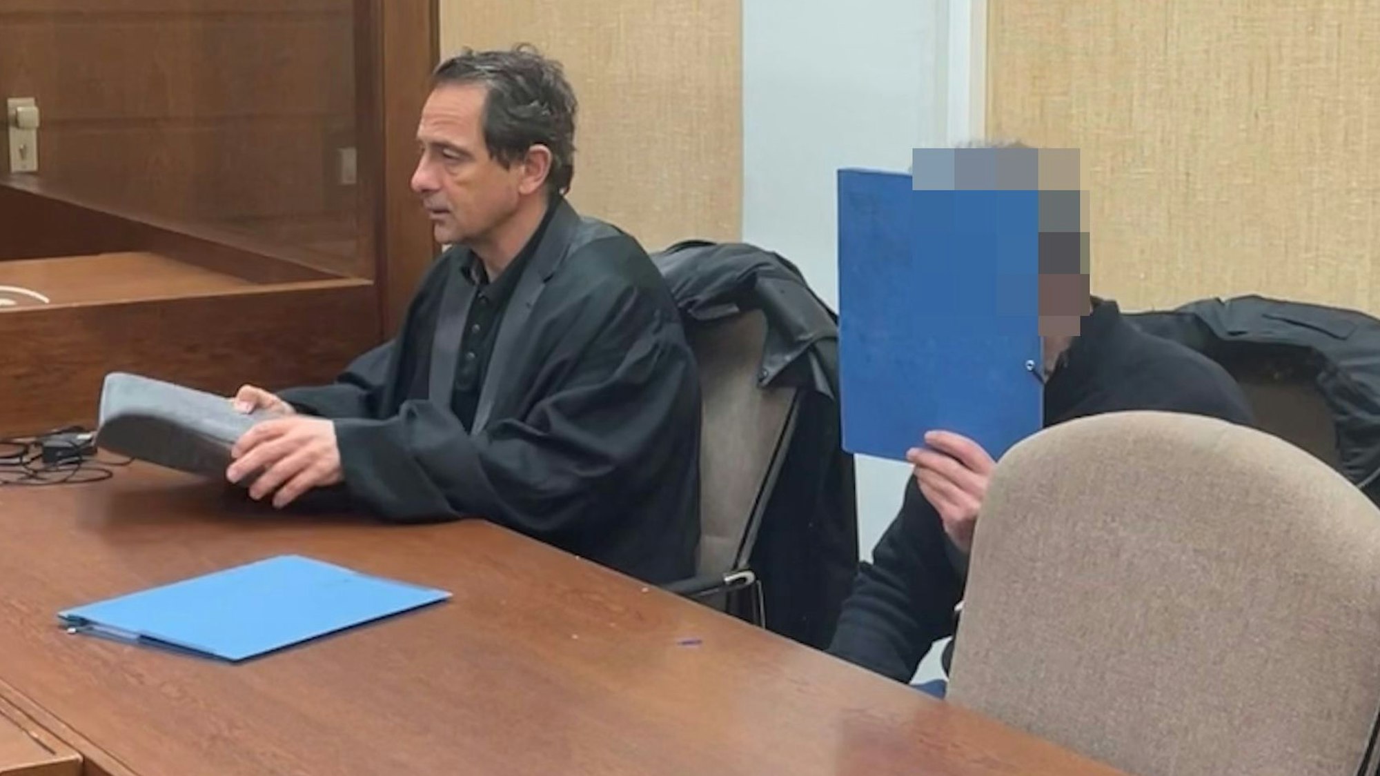 Der 36-jährige Angeklagte mit Verteidiger Thomas Gros beim Prozessauftakt im Landgericht Köln