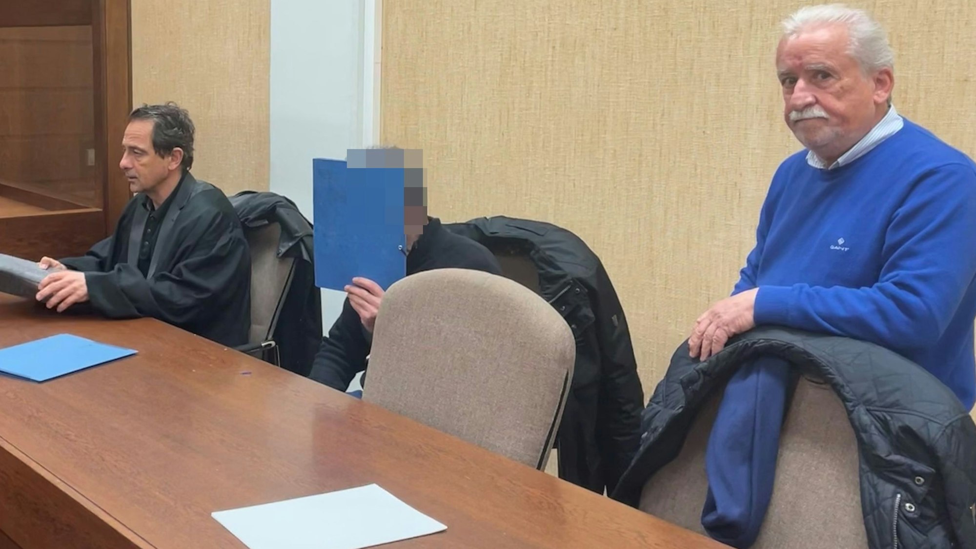 Der 36-jährige Angeklagte zwischen Verteidiger Thomas Gros und Dolmetscher Bahadir Aksungur