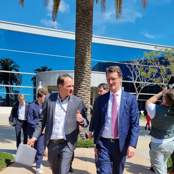 Hendrik Wüst ist mit einer Entourage zu sehen auf dem Weg zu einem Veranstaltungsort.