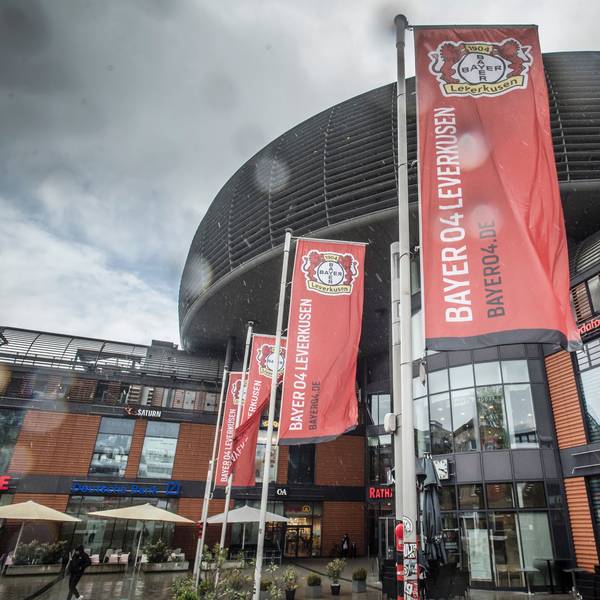 Bayer-04-Beflaggung vorm Rathaus in Leverkusen. Foto: Ralf Krieger