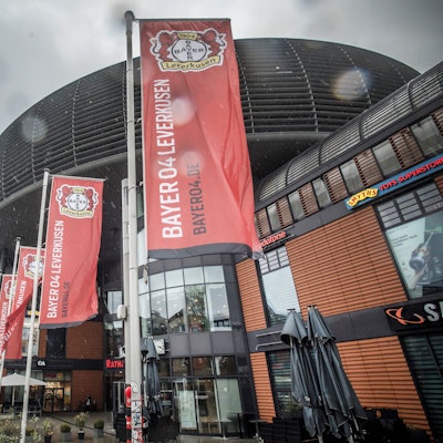 Bayer-04-Beflaggung vorm Rathaus in Leverkusen. Foto: Ralf Krieger