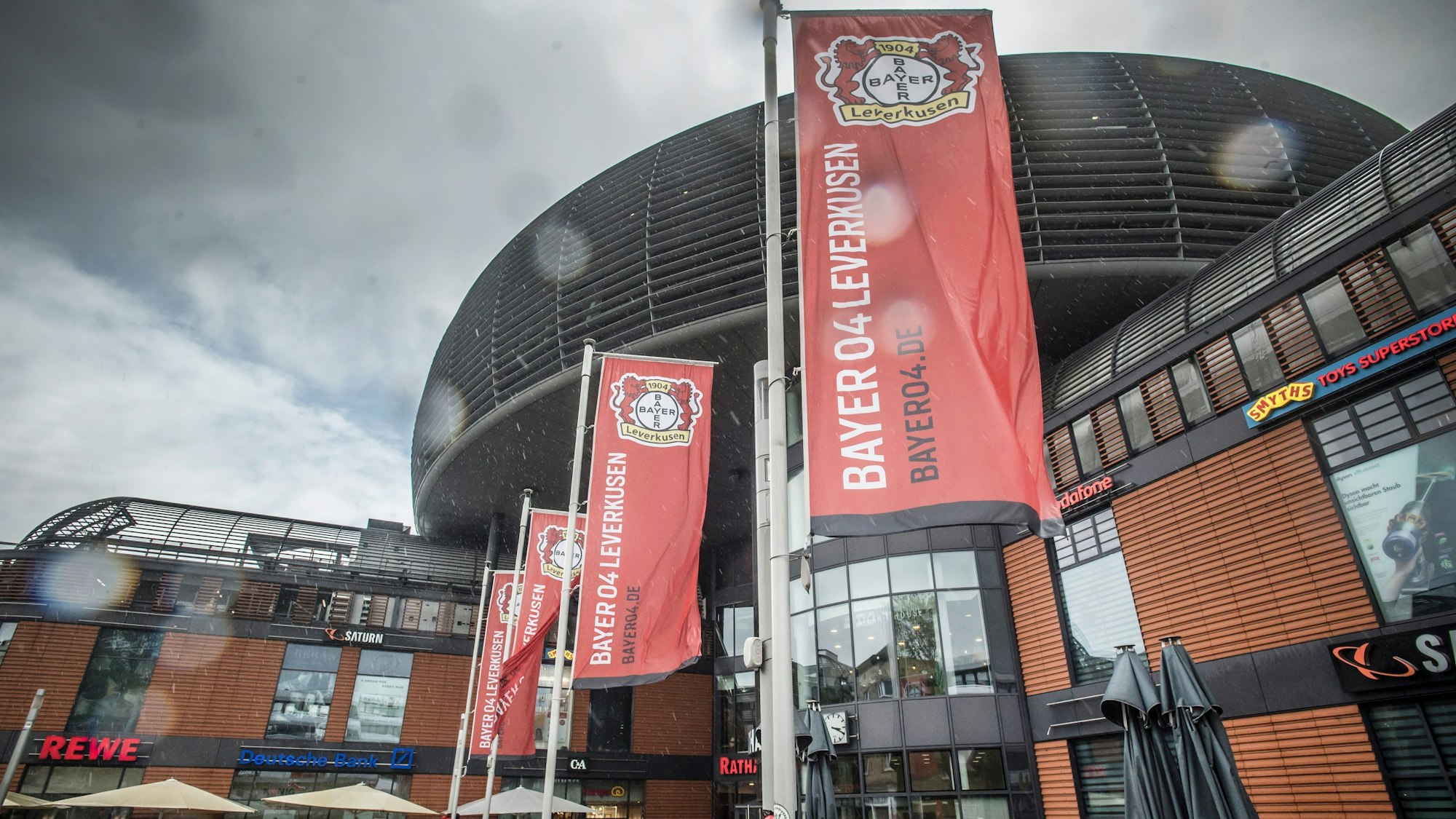 Bayer-04-Beflaggung vorm Rathaus in Leverkusen. Foto: Ralf Krieger