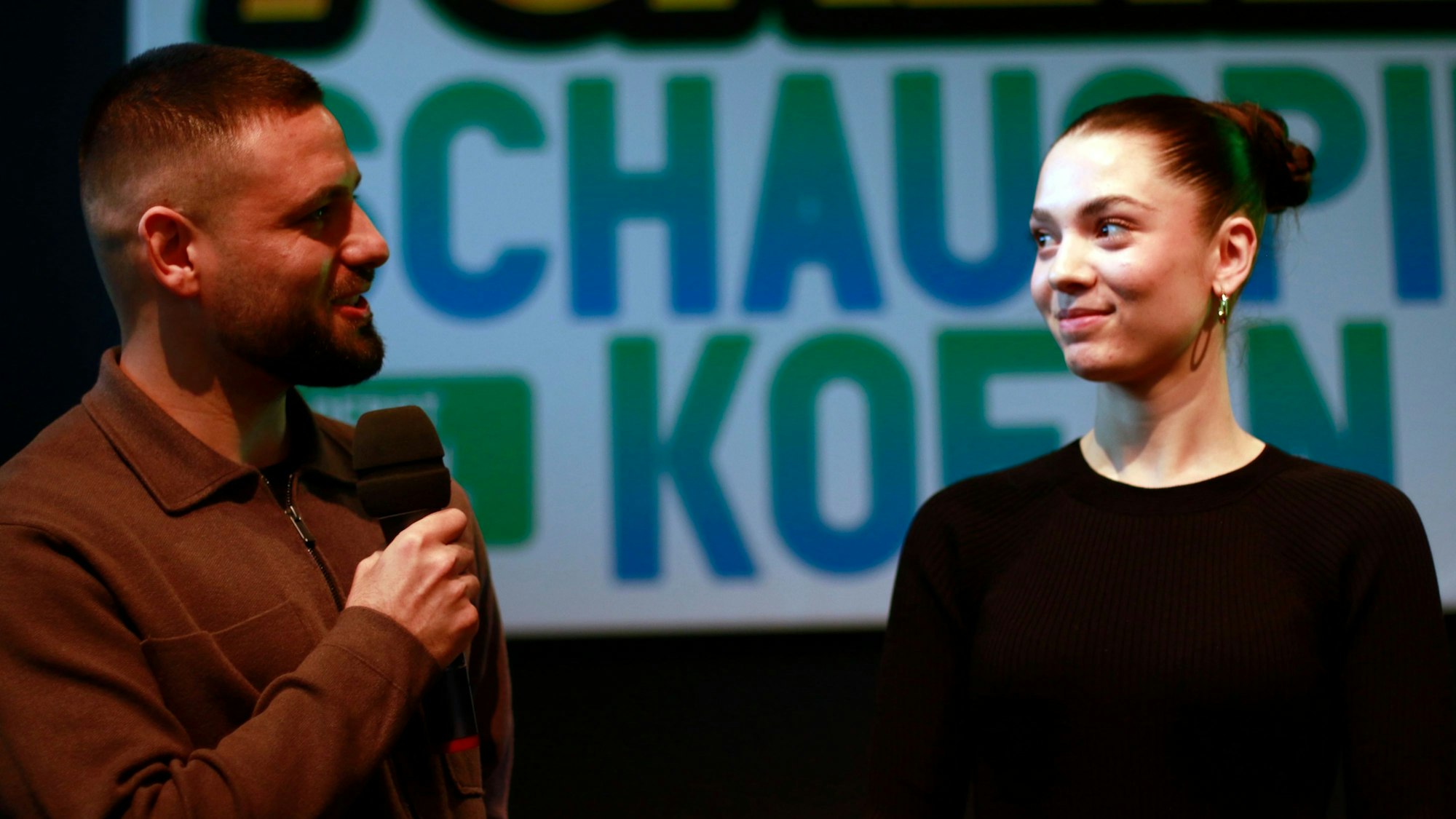 Die beiden Schauspieler stehen auf der Bühne und schauen sich an.