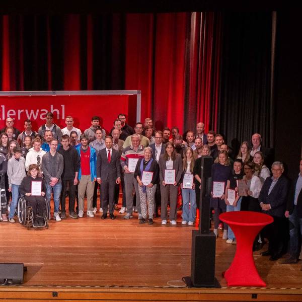 Gruppenfoto der besten Sportlerinnen, Sportler und Mannschaften 2023 aus dem Oberbergischen Kreis.