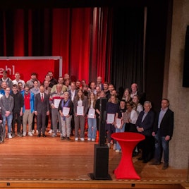 Gruppenfoto der besten Sportlerinnen, Sportler und Mannschaften 2023 aus dem Oberbergischen Kreis.