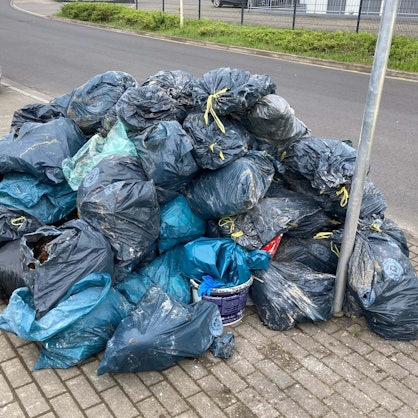 Auf dem Foto sind blaue Müllsäcke zu sehen, in den sich Reste einer Cannabis-Plantage befinden.