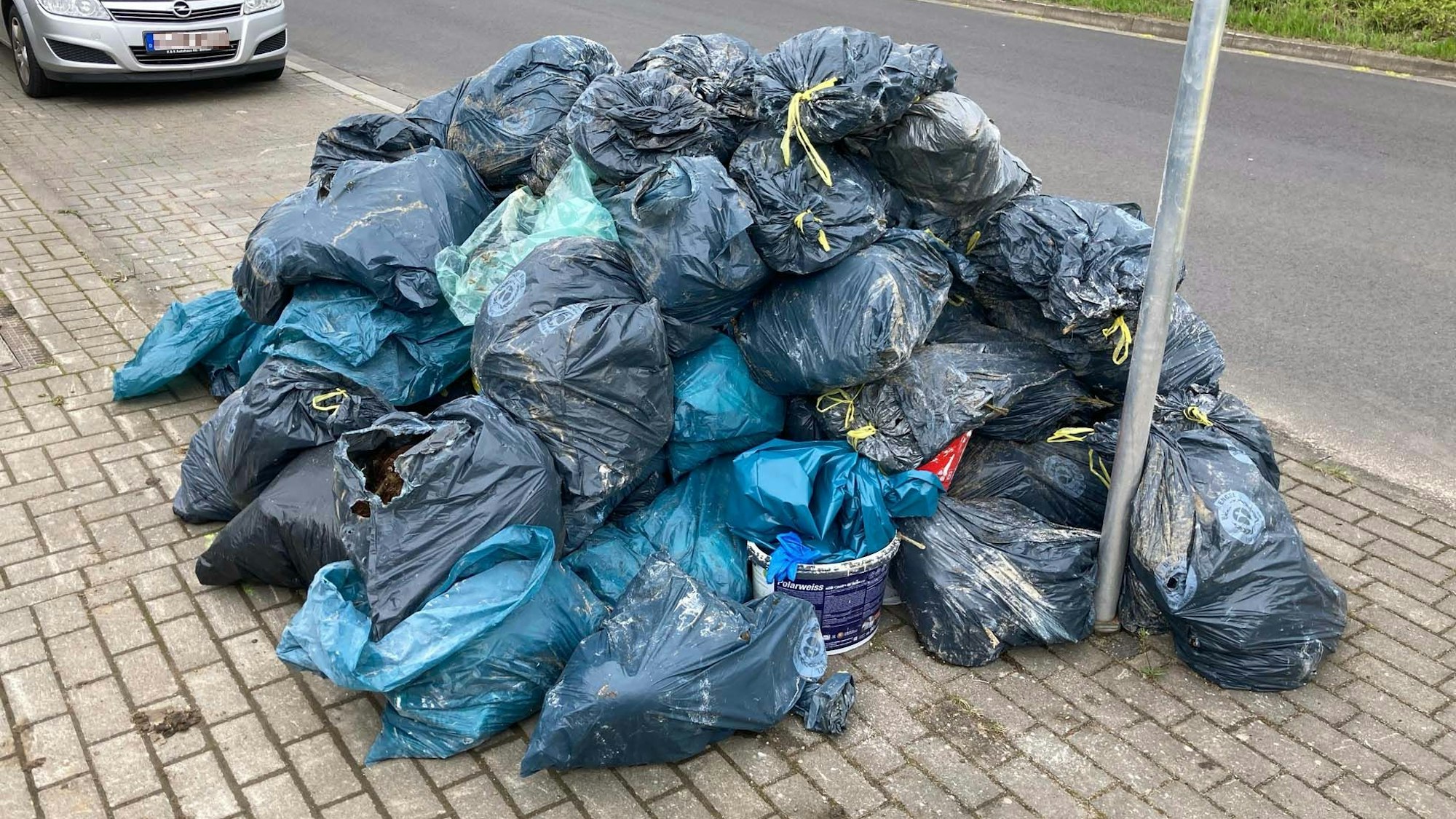 Auf dem Foto sind blaue Müllsäcke zu sehen, in den sich Reste einer Cannabis-Plantage befinden.
