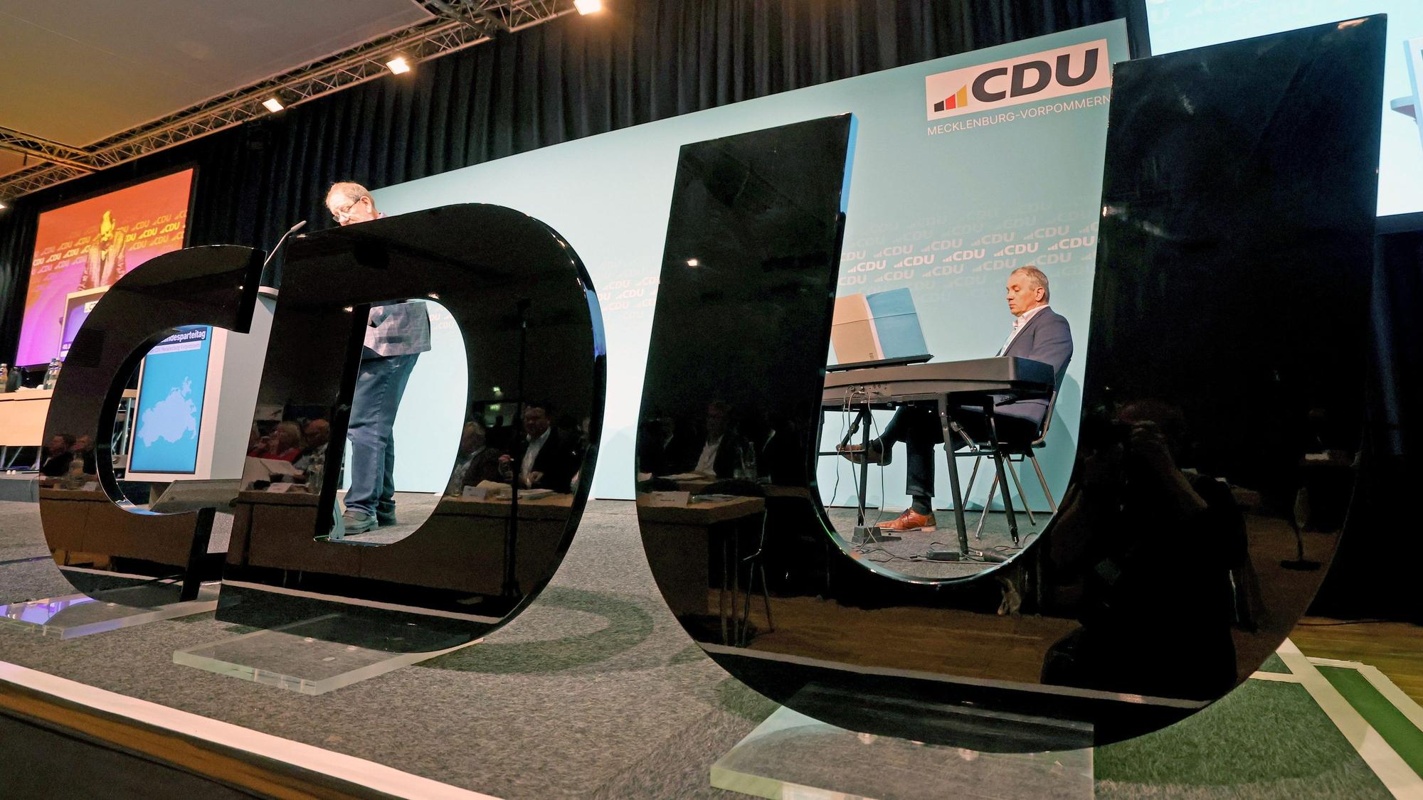 13.04.2024, Mecklenburg-Vorpommern, Rostock: Mit einem Gottesdienst beginnt der Wahlparteitag der CDU Mecklenburg-Vorpommern. Die 173 Delegierten wollen einen neuen Landesvorstand aufstellen. Foto: Bernd Wüstneck/dpa +++ dpa-Bildfunk +++