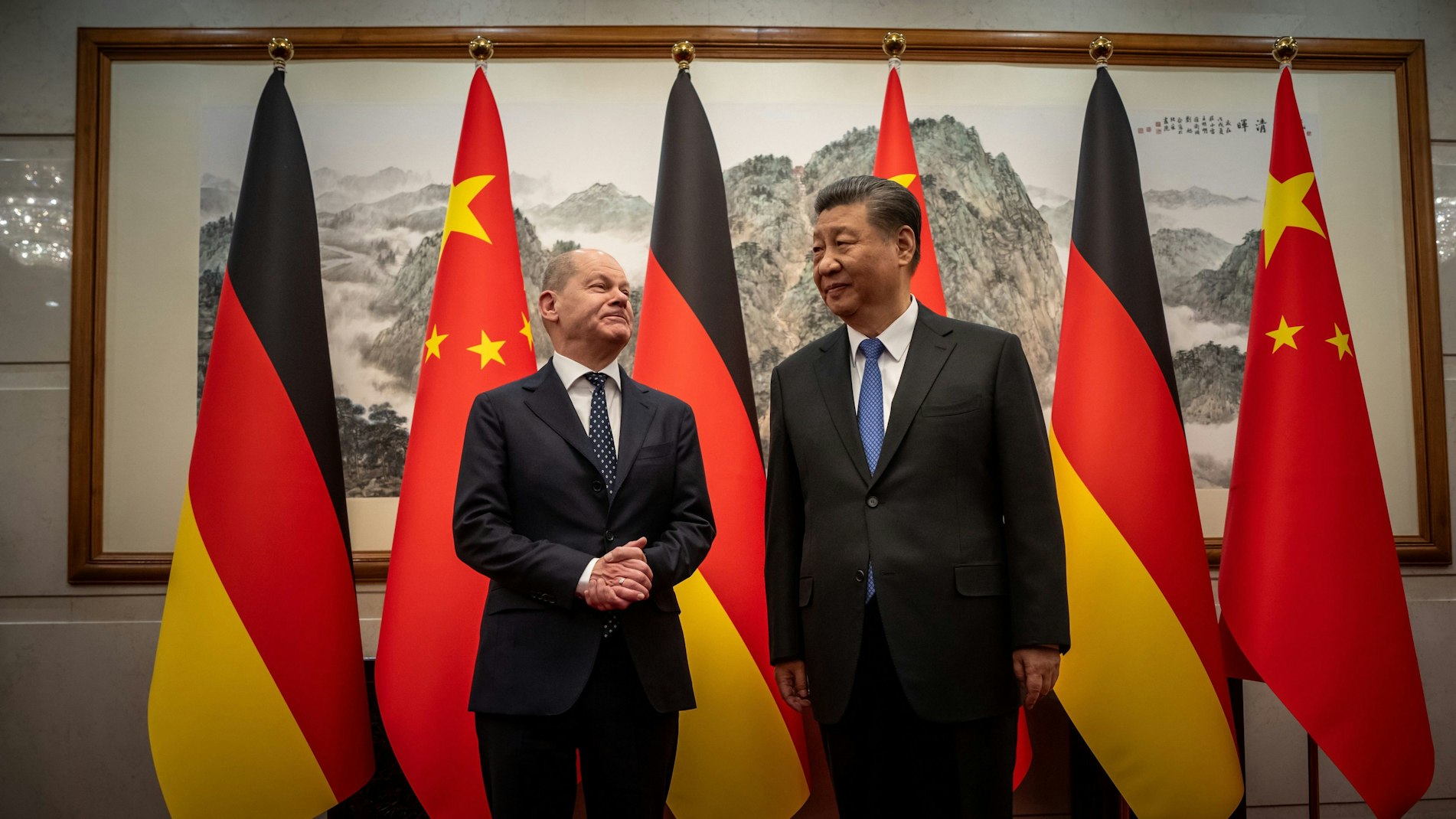 Treffen in Peking: Bundeskanzler Olaf Scholz (SPD) wird von Xi Jinping, Staatspräsident von China, im Staatsgästehaus empfangen. Es ist der Höhepunkt der dreitägigen China-Reise des Bundeskanzlers.