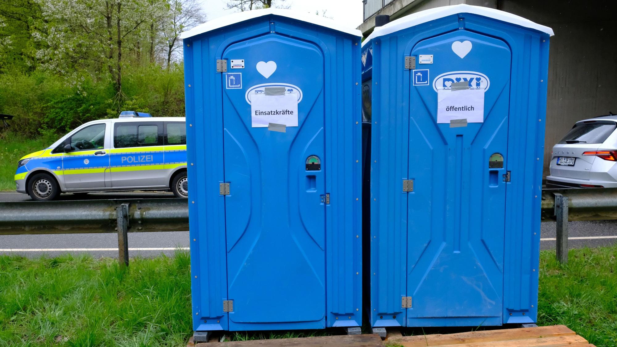 An einer Kontrollstelle der Polizei stehen zwei Dixi-Klos für Einsatzkräfte und für die Öffentlichkeit.