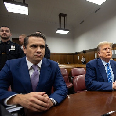 16.04.2024, USA, New York: Donald Trump (M), ehemaliger Präsident der USA, wartet mit seinen Anwälten Todd Blanche (l) und Emil Bove (r) auf den Beginn des Verfahrens am zweiten Tag der Geschworenenauswahl am Strafgericht in Manhattan. Im ersten Strafprozess gegen einen ehemaligen US-Präsidenten hat die Jury-Auswahl begonnen. Das zuständige Gericht in dem Verfahren gegen Donald Trump in Zusammenhang mit Schweigegeldzahlungen an eine Pornodarstellerin begann am Montag mit dem Prozedere zur Benennung der insgesamt zwölf Geschworenen, legte sich aber zunächst auf niemanden fest. Am Dienstag soll es weitergehen, insgesamt könnte sich die Personalauswahl noch über mehrere Tage hinziehen. Foto: JUSTIN LANE/POOL EPA/AP/dpa +++ dpa-Bildfunk +++