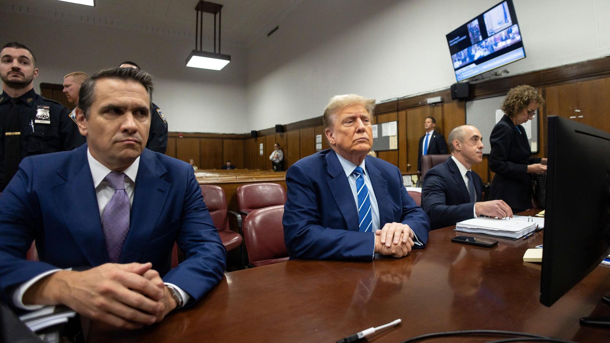 16.04.2024, USA, New York: Donald Trump (M), ehemaliger Präsident der USA, wartet mit seinen Anwälten Todd Blanche (l) und Emil Bove (r) auf den Beginn des Verfahrens am zweiten Tag der Geschworenenauswahl am Strafgericht in Manhattan. Im ersten Strafprozess gegen einen ehemaligen US-Präsidenten hat die Jury-Auswahl begonnen. Das zuständige Gericht in dem Verfahren gegen Donald Trump in Zusammenhang mit Schweigegeldzahlungen an eine Pornodarstellerin begann am Montag mit dem Prozedere zur Benennung der insgesamt zwölf Geschworenen, legte sich aber zunächst auf niemanden fest. Am Dienstag soll es weitergehen, insgesamt könnte sich die Personalauswahl noch über mehrere Tage hinziehen. Foto: JUSTIN LANE/POOL EPA/AP/dpa +++ dpa-Bildfunk +++