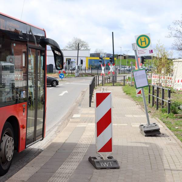 Ein Bus der Deutschen Bahn hält an einem Haltestellenschild am Arloffer Bahnhof.