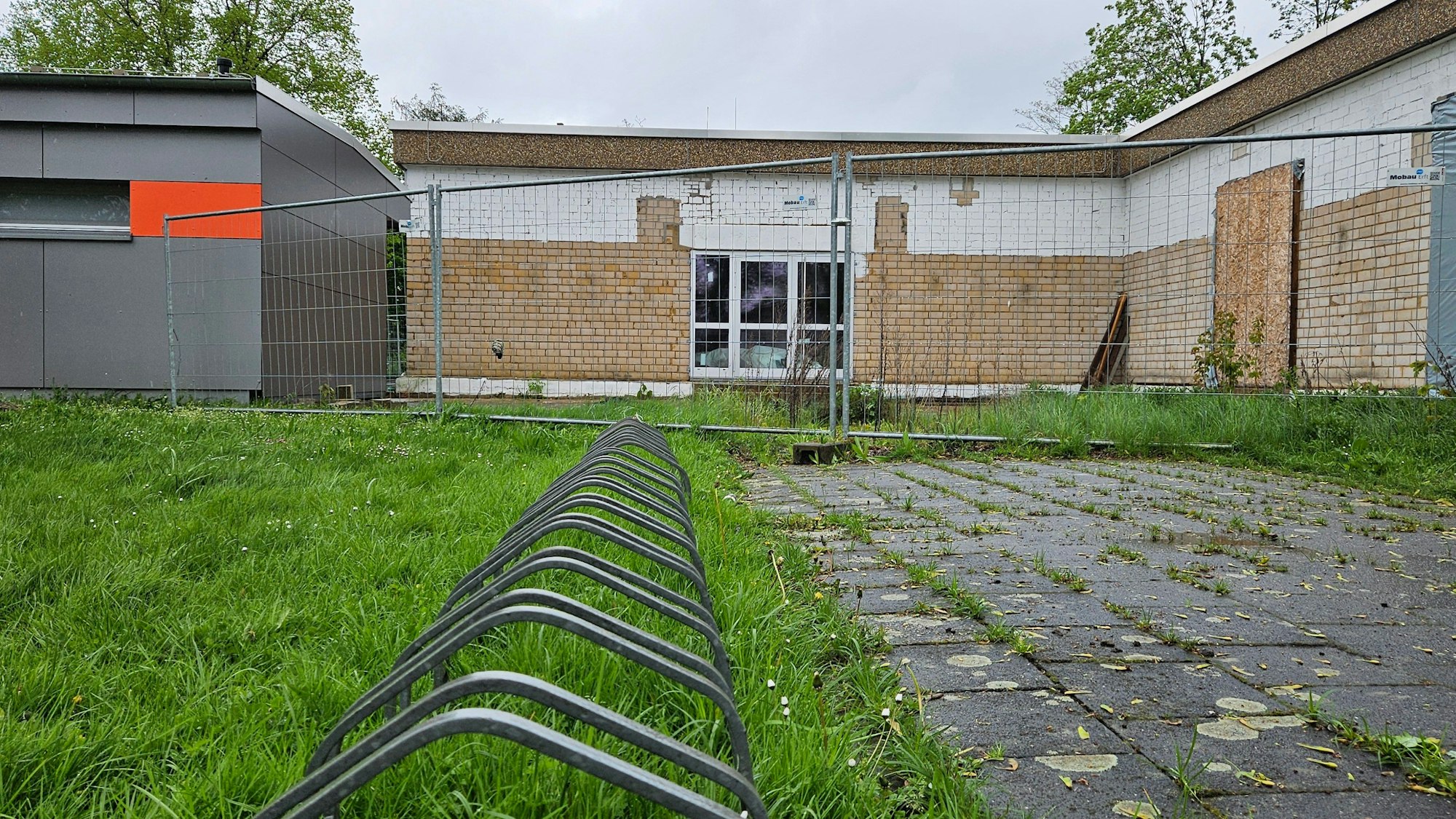 Ein Bauzaun sichert einen Teil der Albert-Schweitzer-Schule.