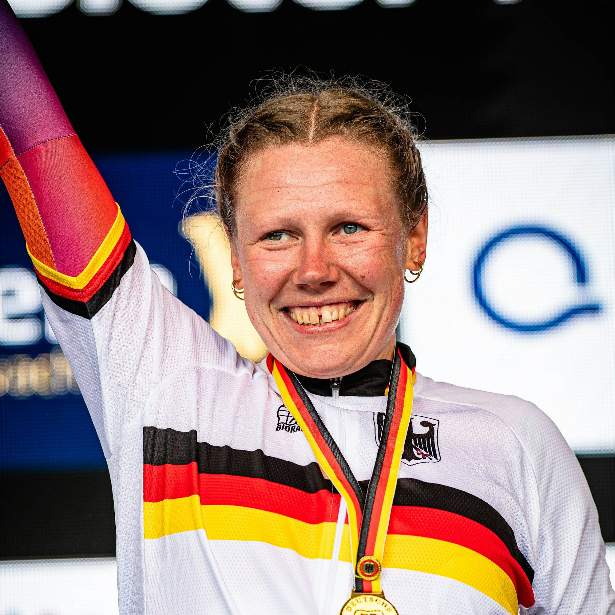 Mieke Kröger mit Medaille auf dem Podest.