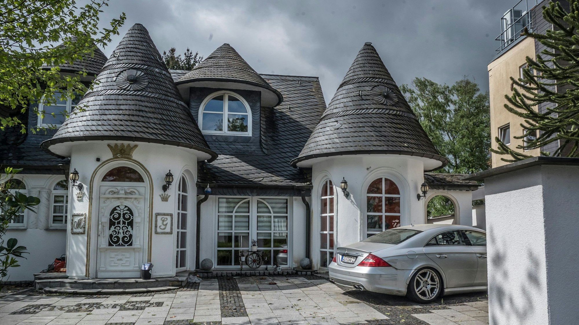 Haydnstraße 29, die sogenannte Türmchenvilla der Großfamilie, Bauherr: 1992 Jan Goman