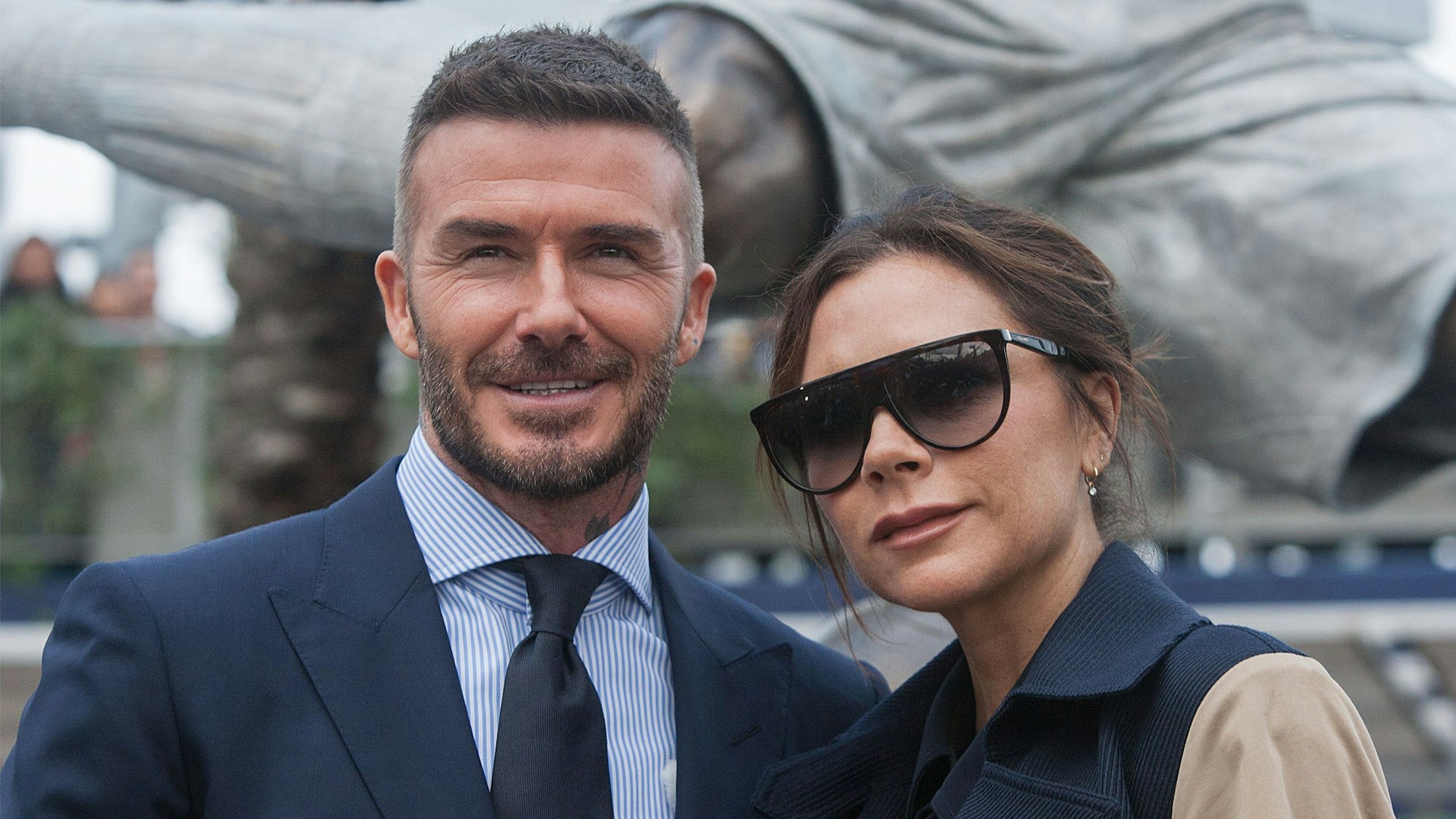 David Beckham, ehemaliger britischer Fußballspieler, und seine Frau Victoria Beckham, Designerin, während der Enthüllungszeremonie einer von Davids Statuen im „Dignity Health Sports Park“ der LA Galaxy.