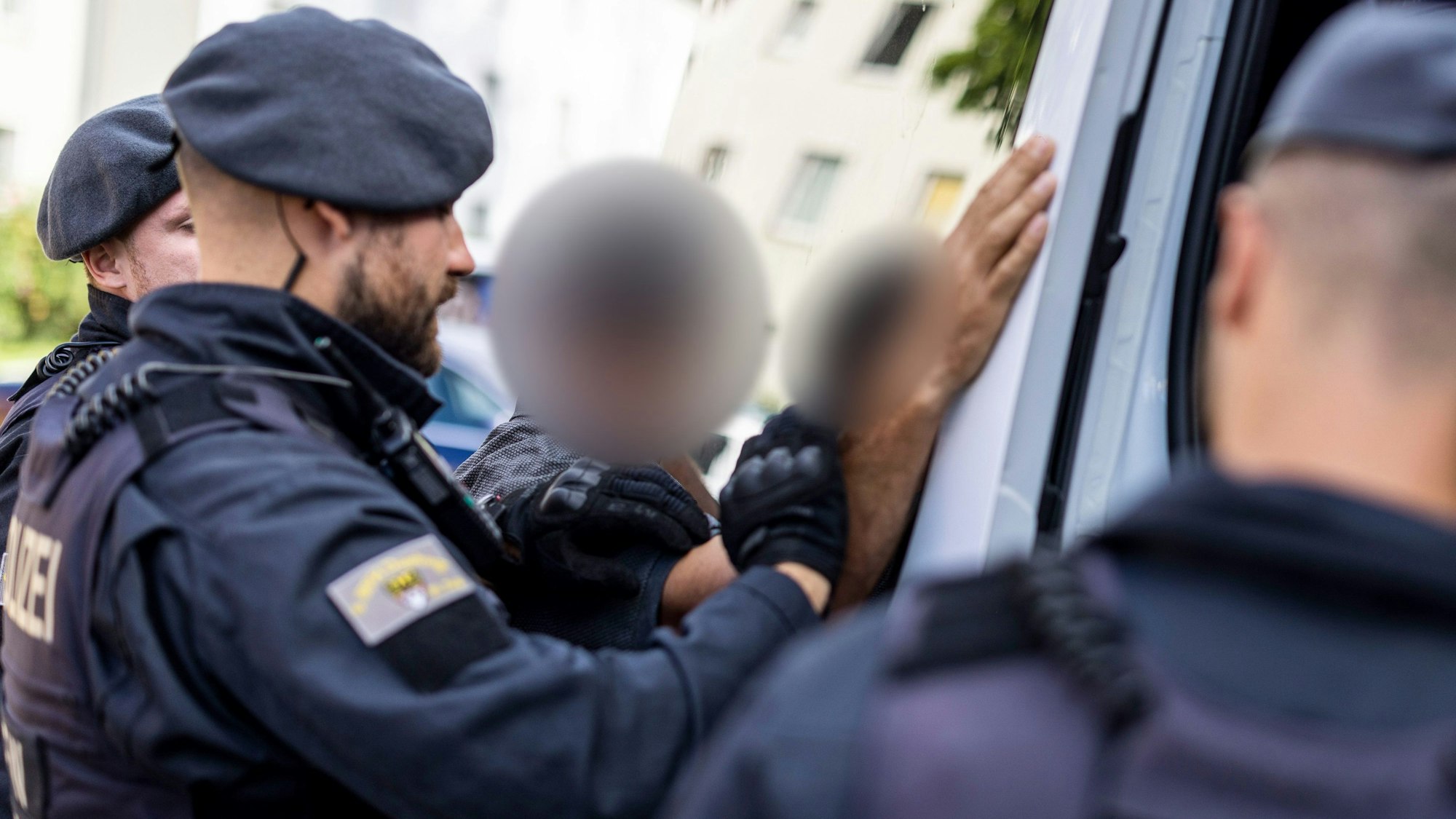 Bei einer Kontrolle im August 2023 gegen Sozialleistungsbetrug in Duisburg hat die Polizei zwei Personen festgenommen.