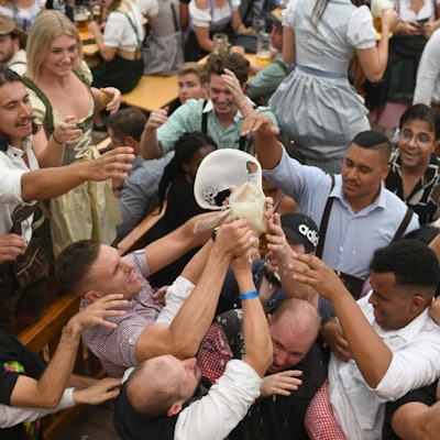 Gäste ringen beim Oktoberfest um eine Maß Bier. Die CSU hat durchgesetzt, dass auch künftig der Cannabis-Konsum auf bayerischen Volksfesten verboten ist. (Symbolbild)