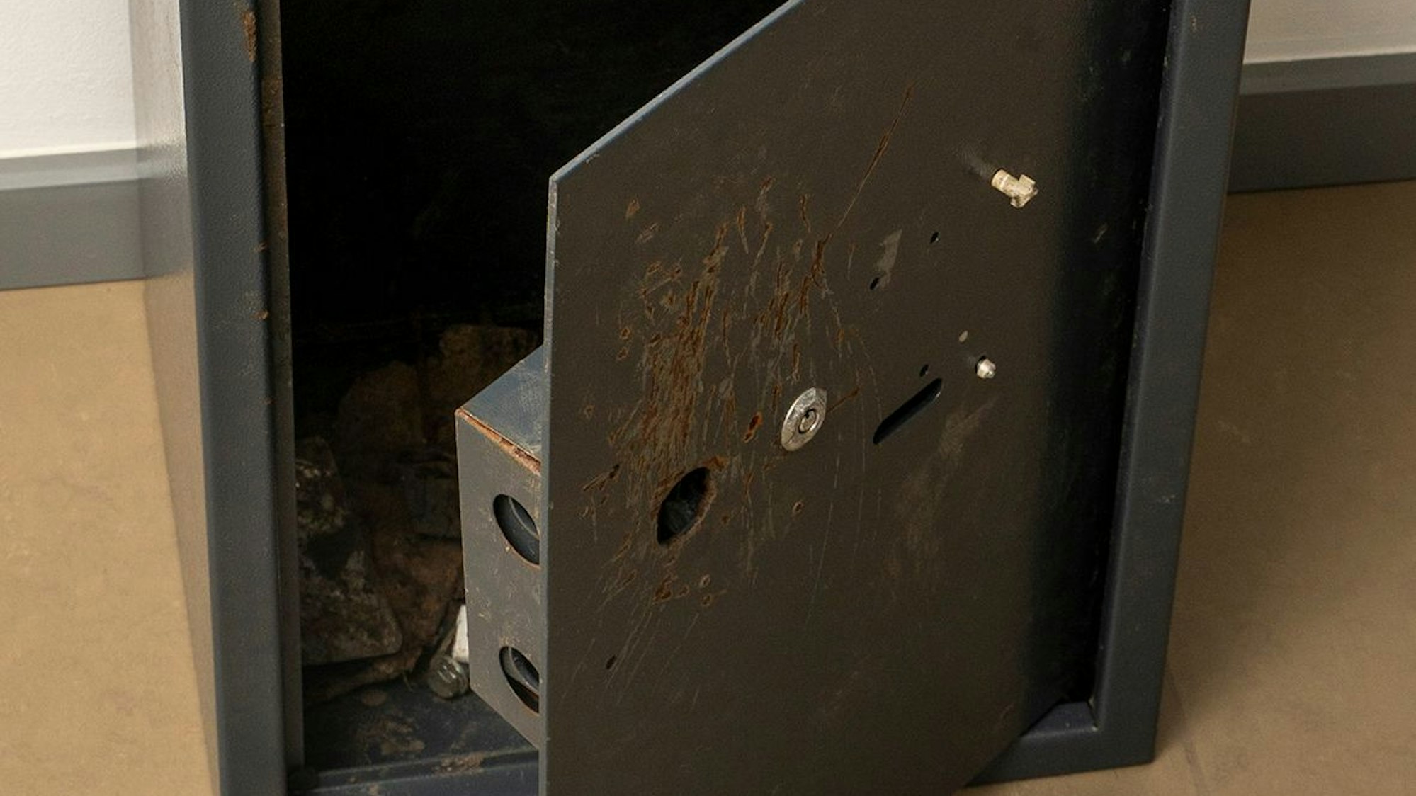 Das Bild zeigt einen offenen Tresor.