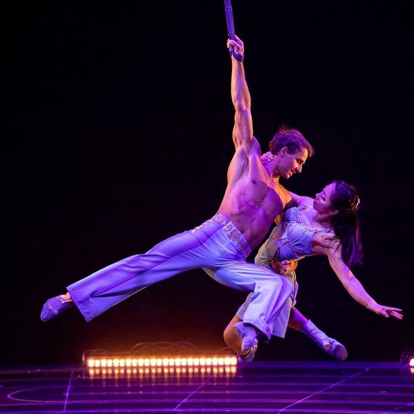 Zwei Akrobaten hängen während einer Premiere von Cirque du Soleil von der Decke.