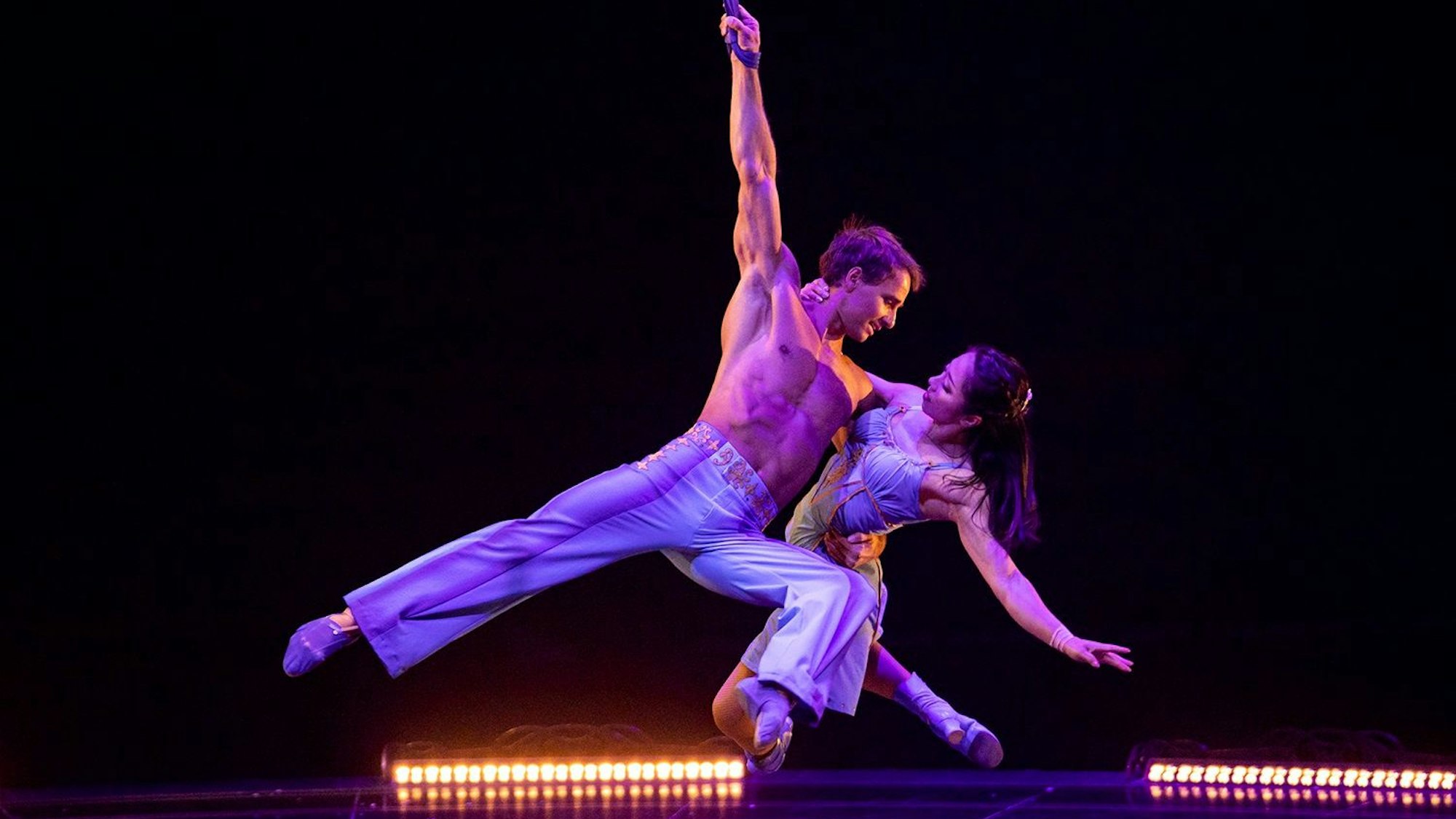 Zwei Akrobaten hängen während einer Premiere von Cirque du Soleil von der Decke.
