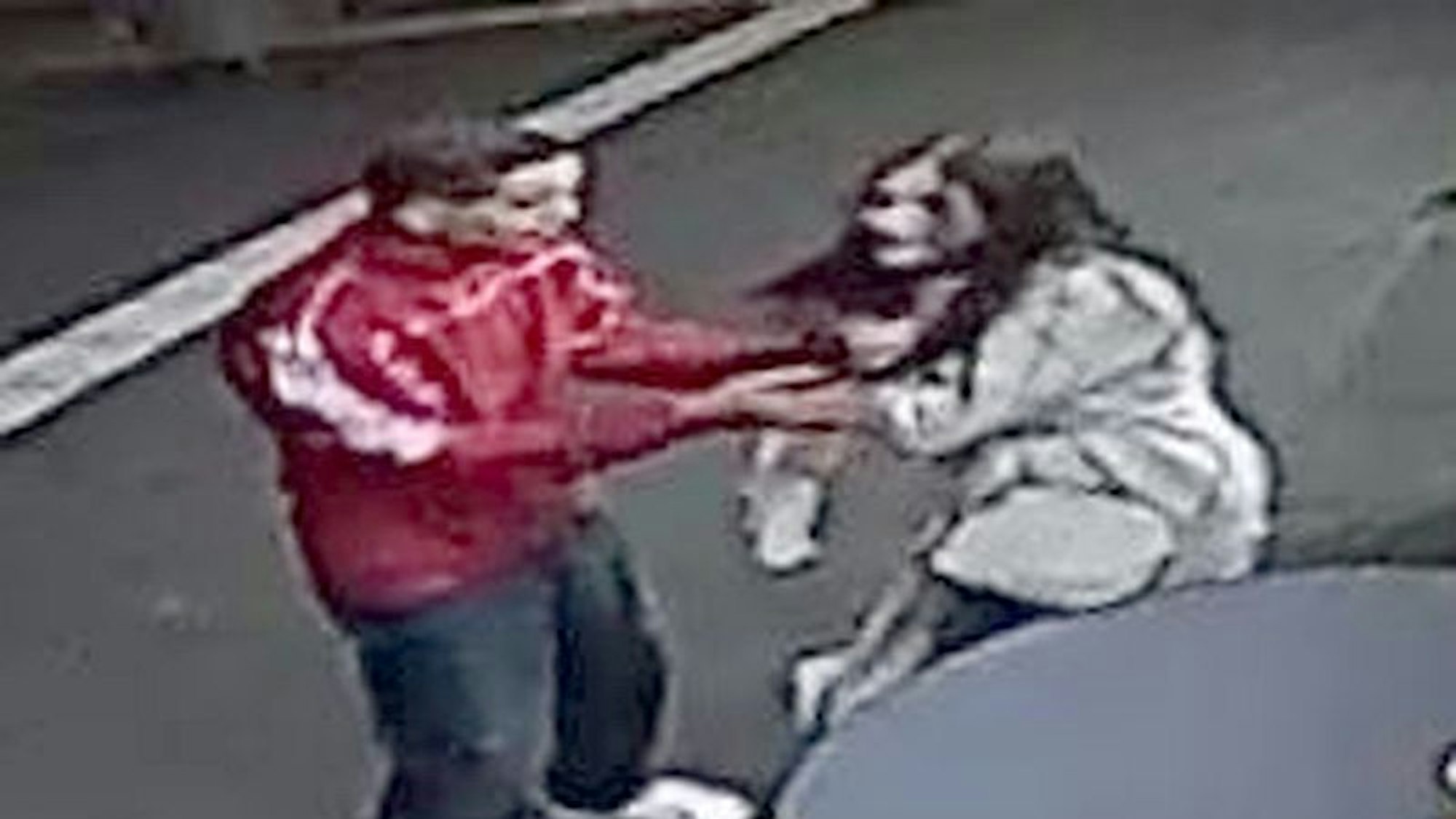 Das Foto zeigt zwei gesuchte Personen.