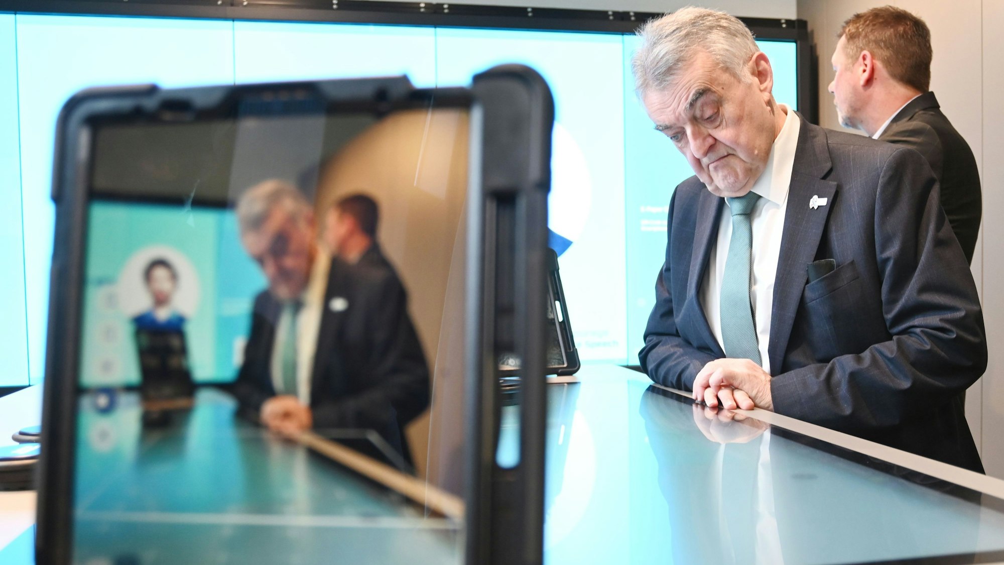 NRW-Innenminister Herbert Reul stellt das „Digitale Beratungs- und Präventionszentrum“ der Polizei NRW in Köln vor.