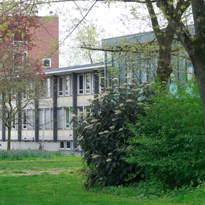 Zu sehen ist das Gymnasium Kreuzgasse an der Vogelsanger Straße in Köln.