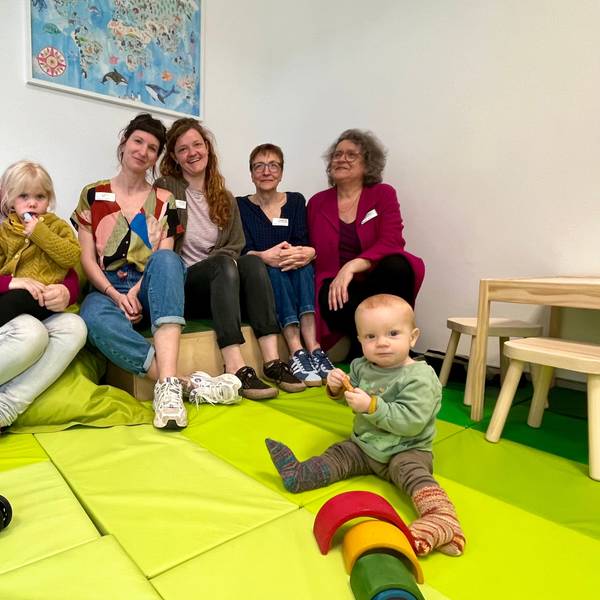 Erwachsene und Kinder im neuen Laden