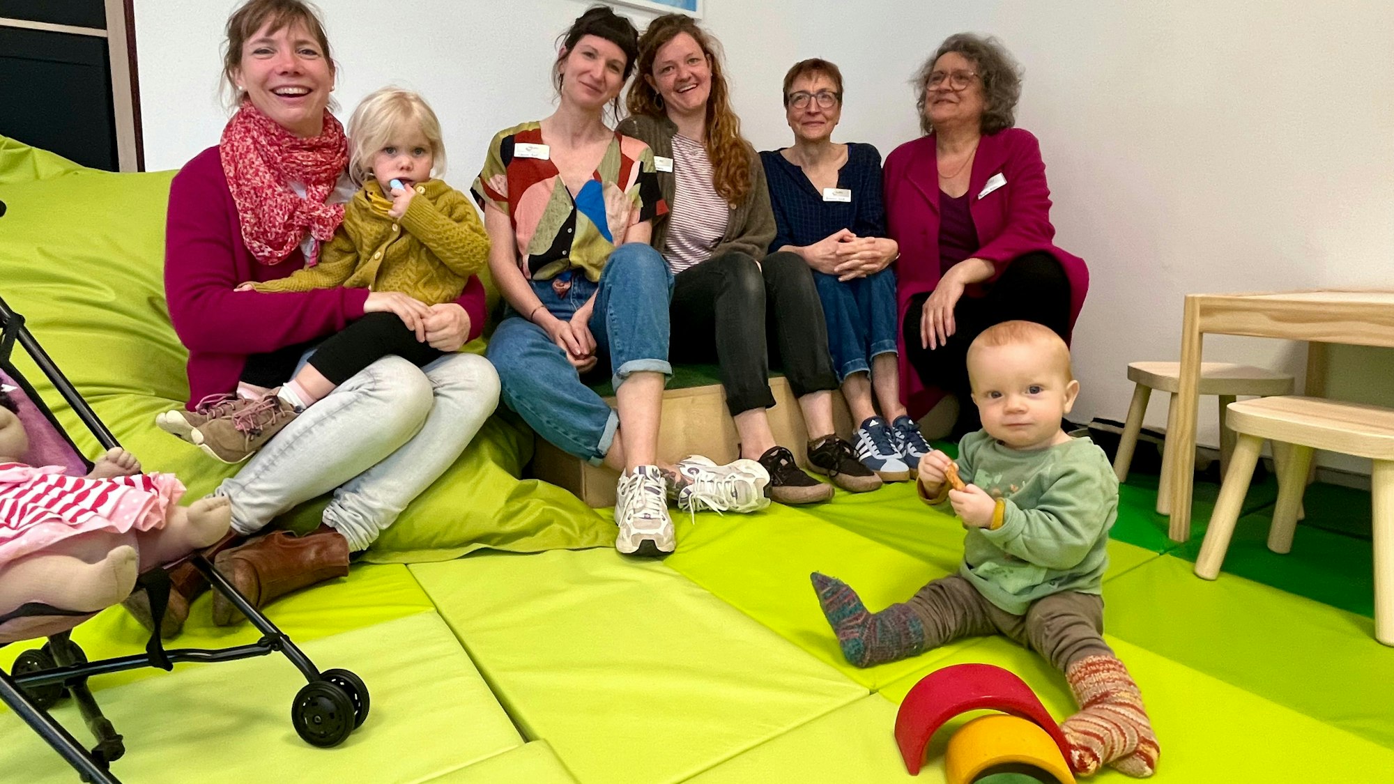 Erwachsene und Kinder im neuen Laden