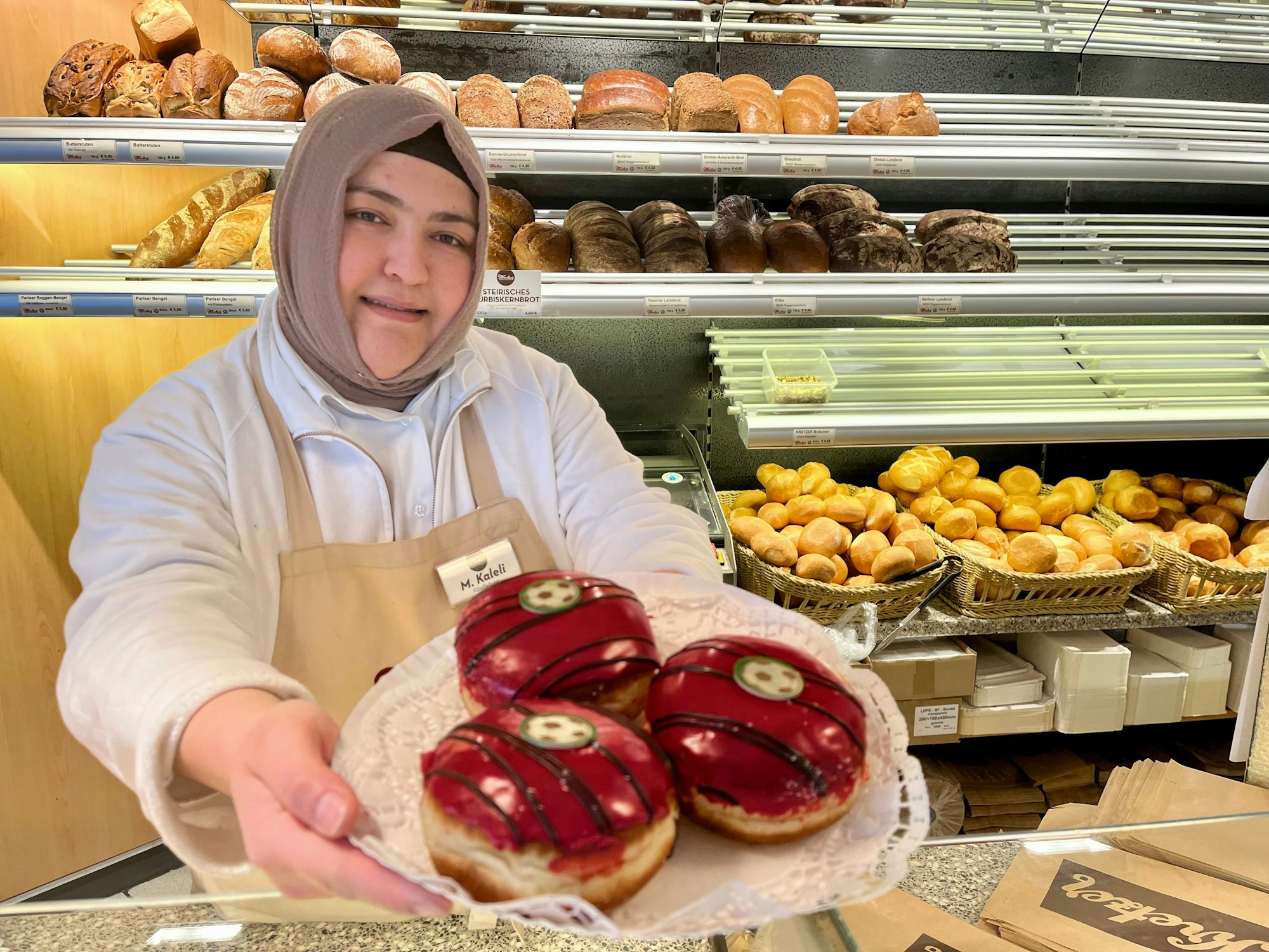 Melek Kaleli in der Bäckerei Kretzer mit Meister-Berlinern