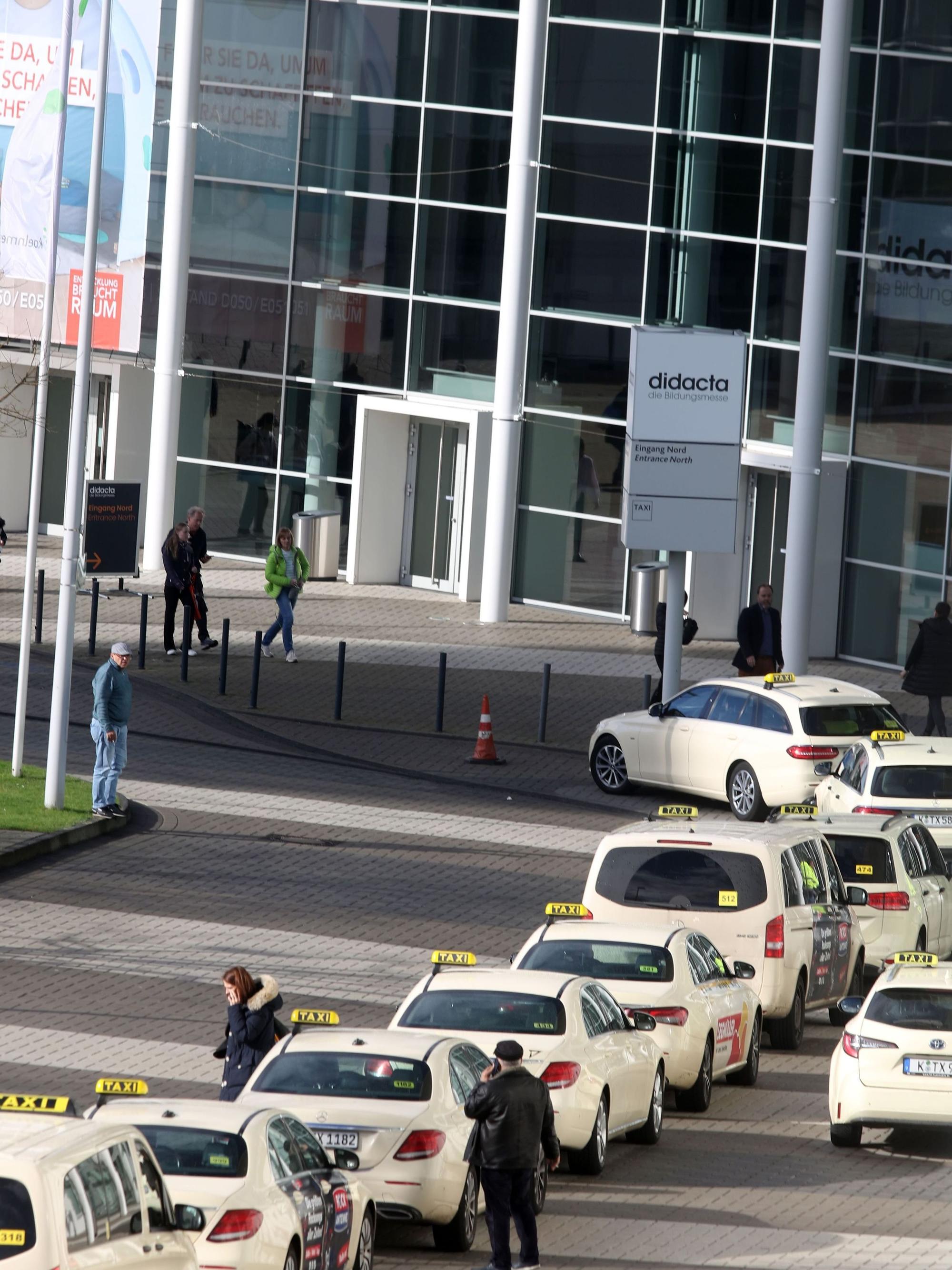 Der Taxistand am Eingang Nord an der Deutz-Mülheimer-Straße der koelnmesse.