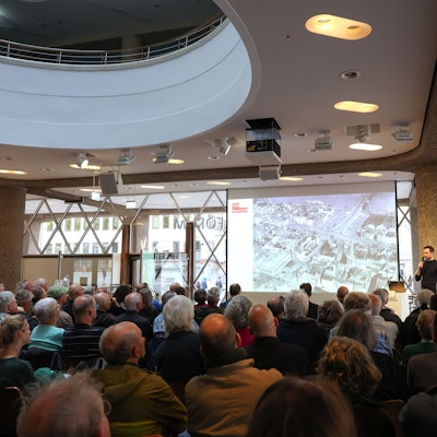 Beim Montagsgespräch des Bundes Deutscher Architektinnen und Architekten moderierte Philipp Skoda eine Diskussion mit Vertretenden der Fraktionen.