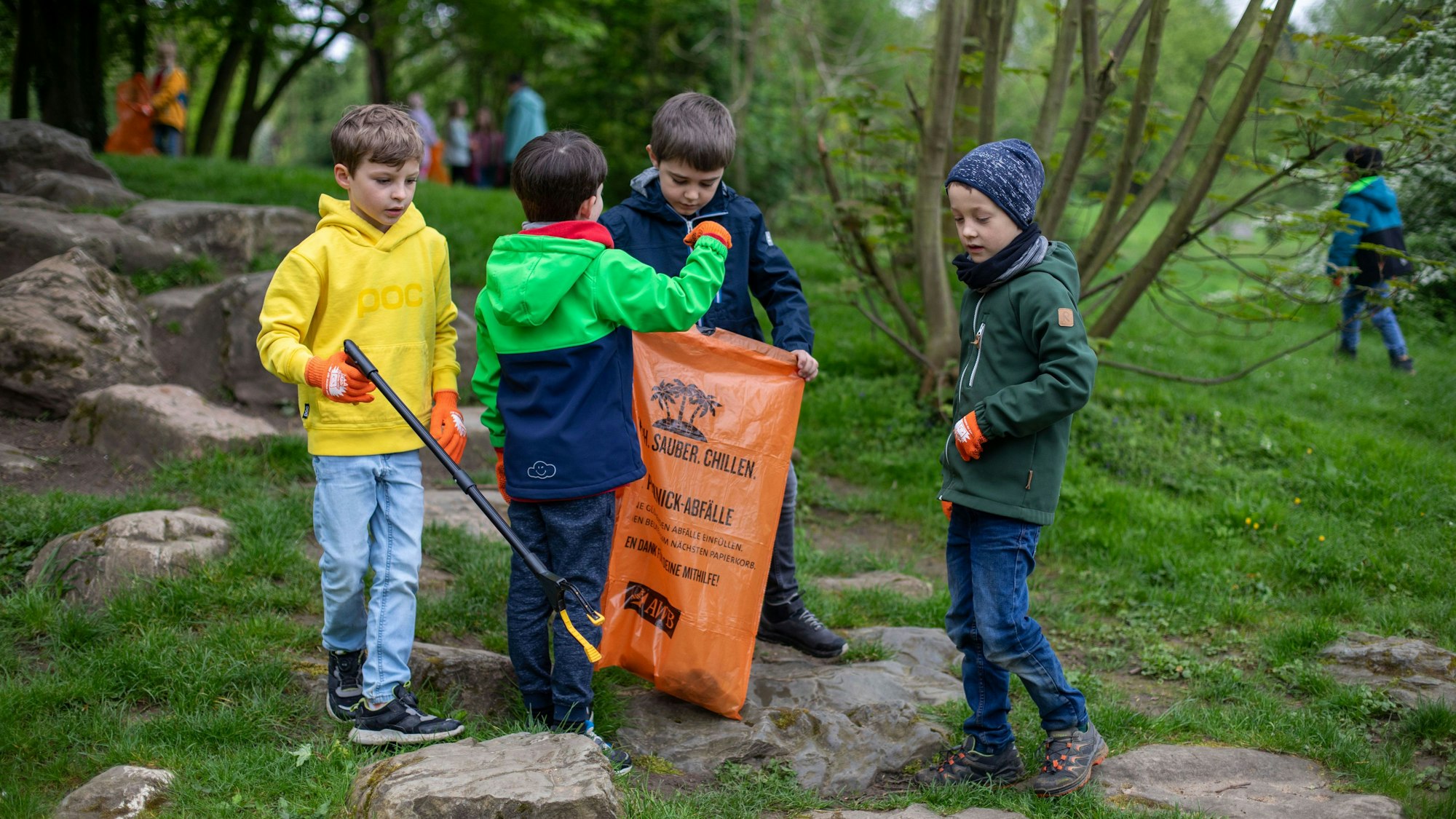 An der Groov sammeln Noah (v.l.), Leonas, Arthur und Alexander von der Schildkrötenklasse der GGS Schmittgasse Müll auf.