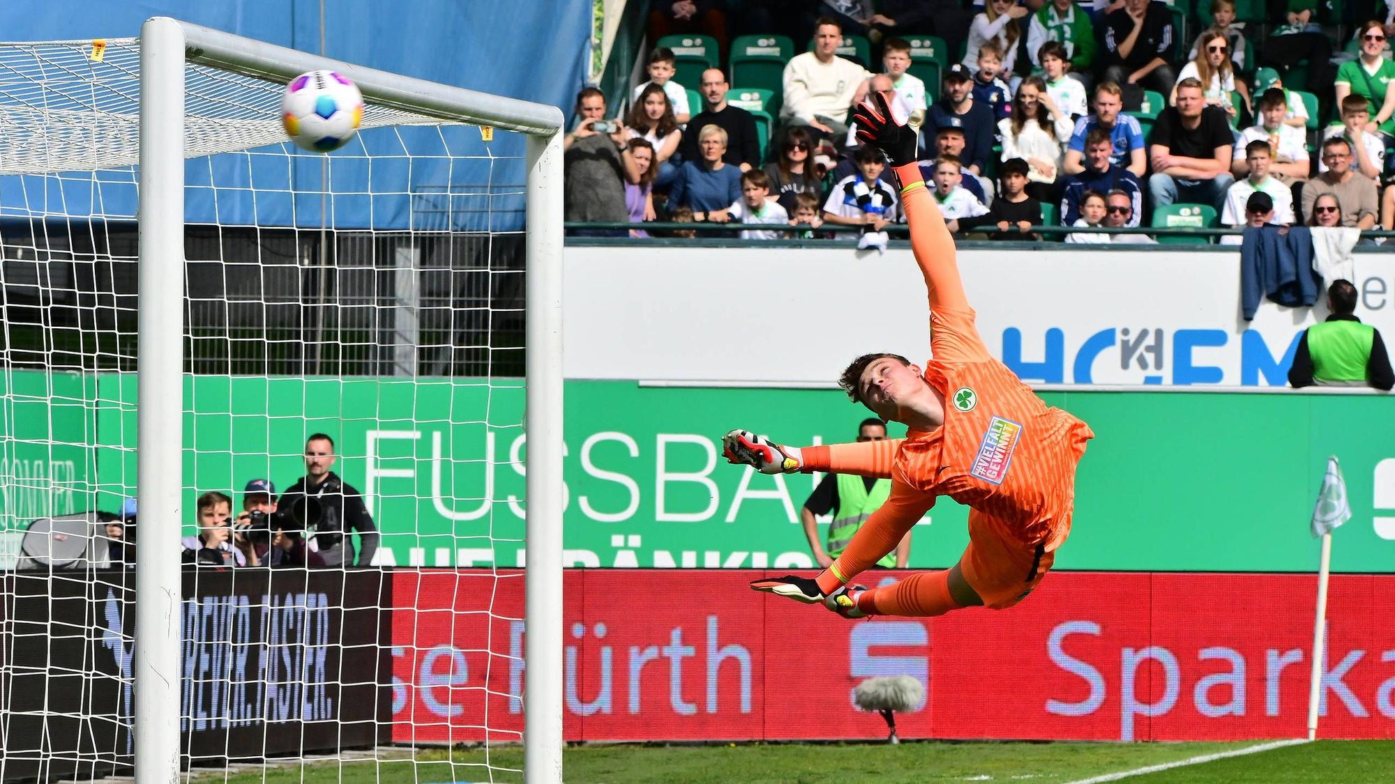 Jonas Urbig ist derzeit nach Fürth ausgeliehen und spielt dort eine außerordentliche Saison.