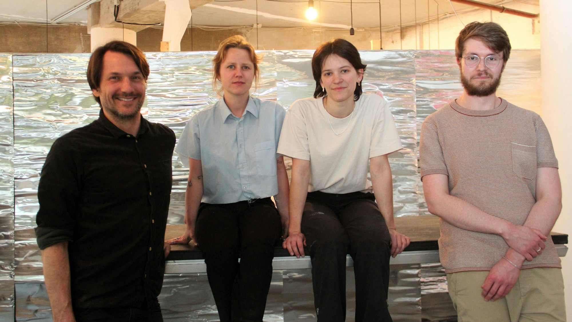 Philipp Budde, Patricia Falk, Maya Grüsgen und Maximilian Jagielski (v. l.) laden zur Ausstellungseröffnung der 2. „Artbey“-Ausstellung in die Lindenthaler Kunsthalle.