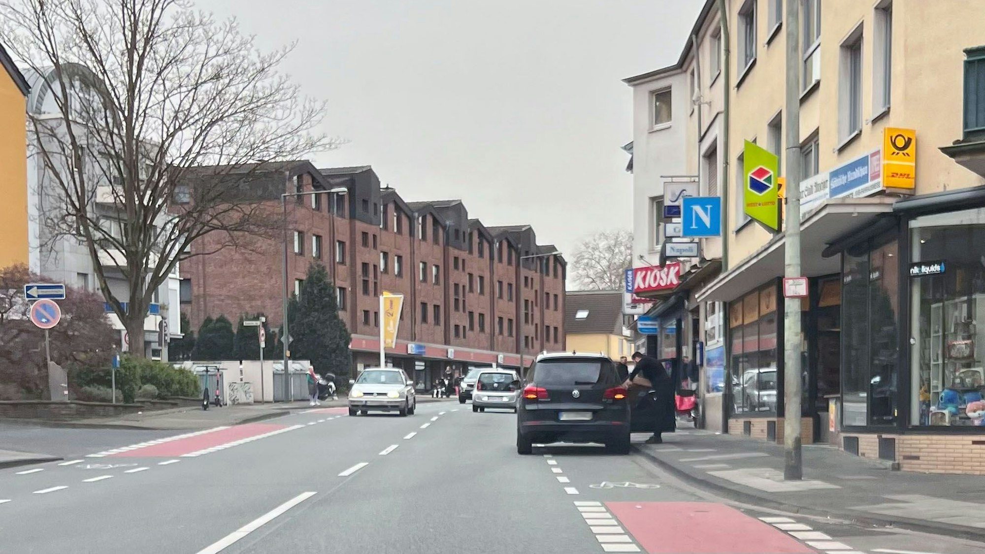 Blick auf die Kaiserstraße in Porz. Durch haltende Fahrzeuge wird häufig die Radspur blockiert.