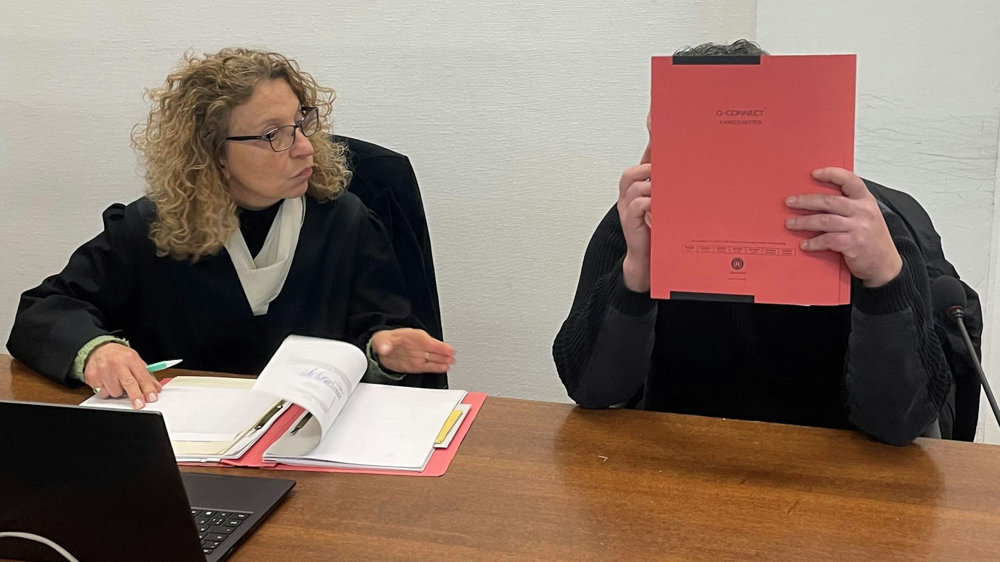 Der 41-jährige Angeklagte mit seiner Verteidigerin Funda Bicakoglu im Kölner Landgericht