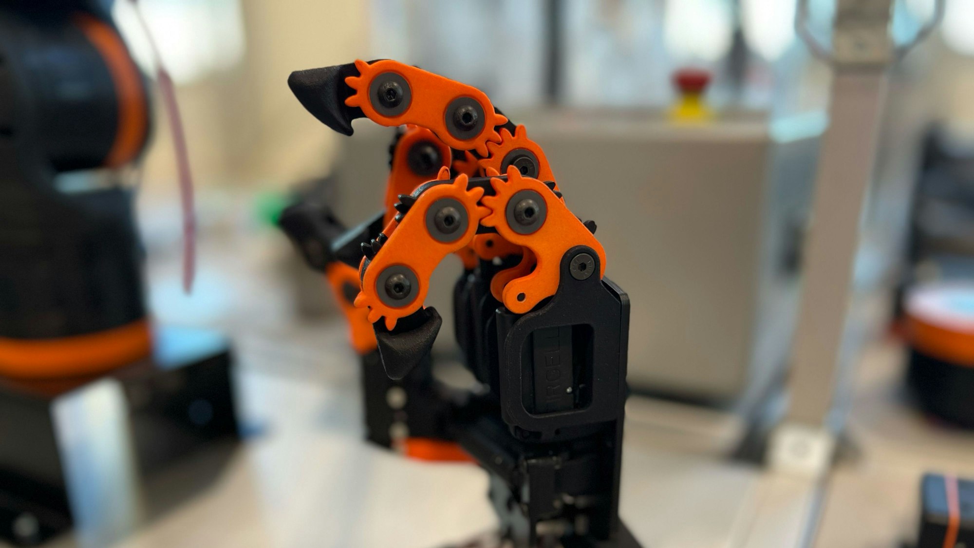 Eine Roboter-Hand der Firma Igus.