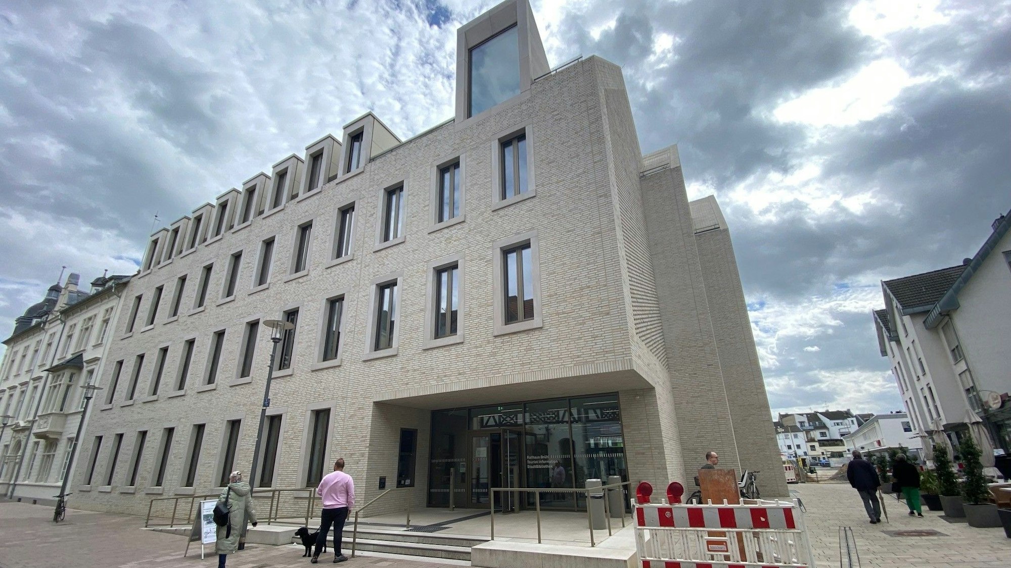 Zu sehen ist das Brühler Rathaus am Steinweg.