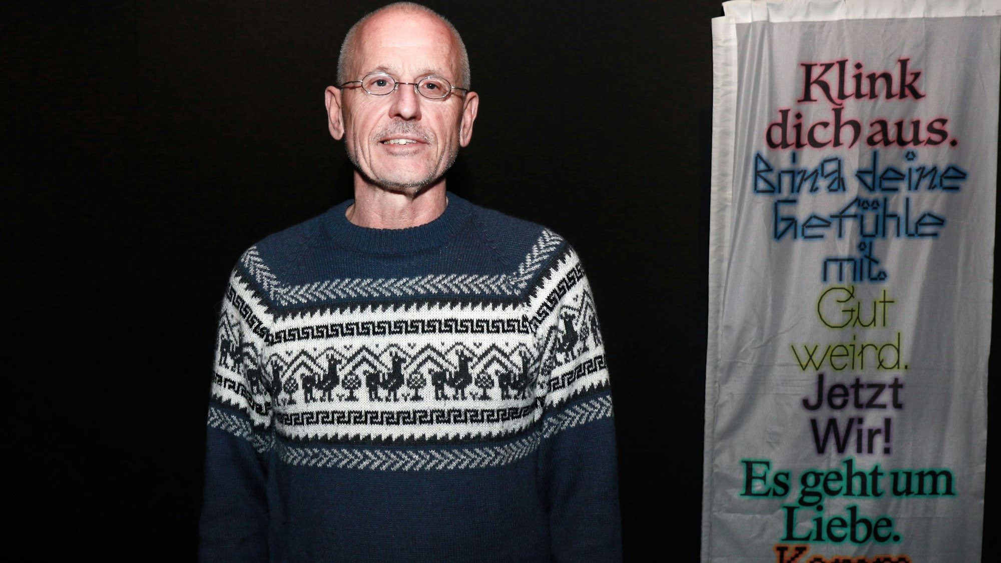 Zu sehen ist Rolf Emmerich vom „Sommerblut Kulturfestival“ in der Vorderansicht.