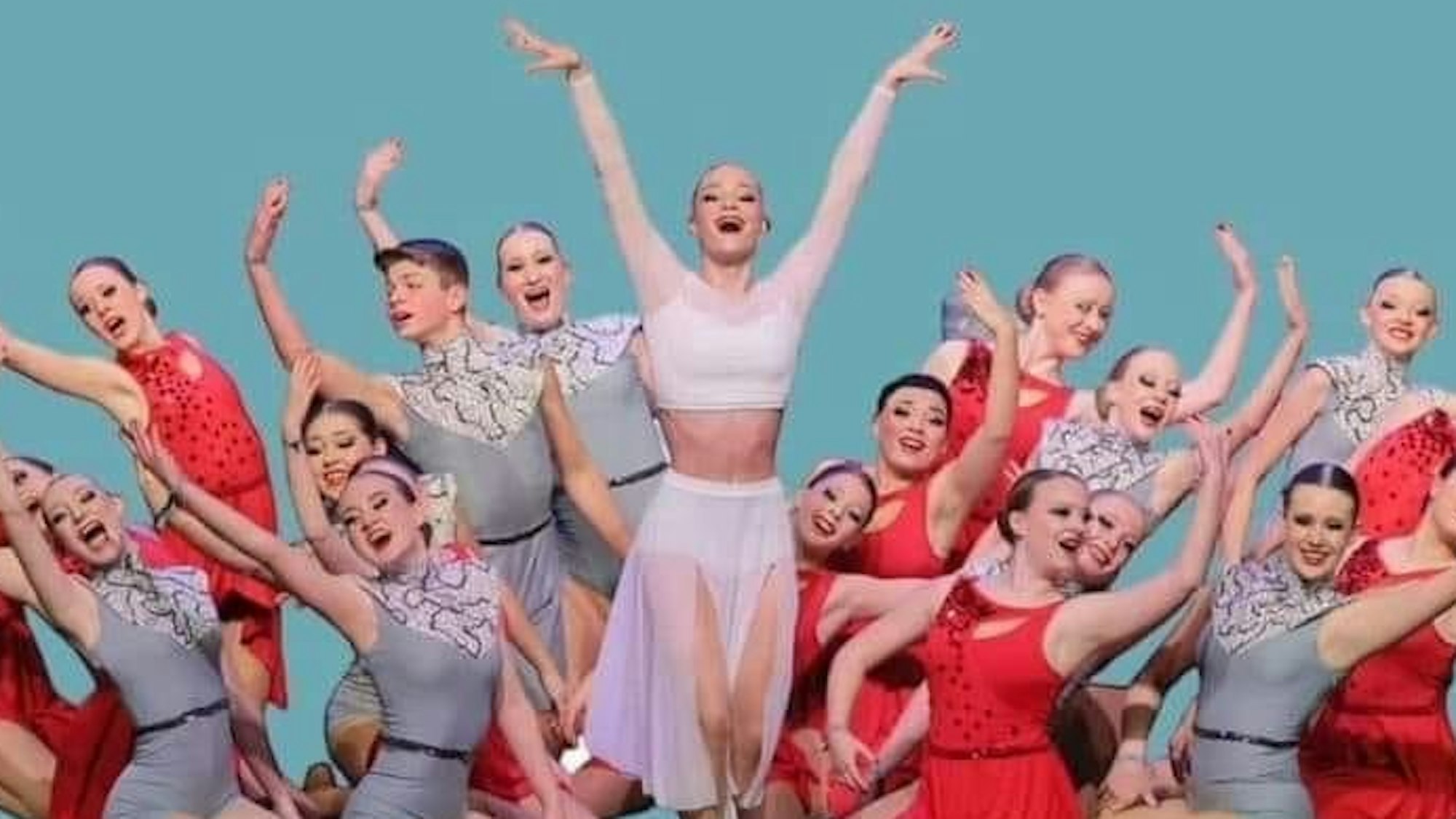 Dancin' Midis vom Dance-In in Bergisch Gladbach stehen in Position.