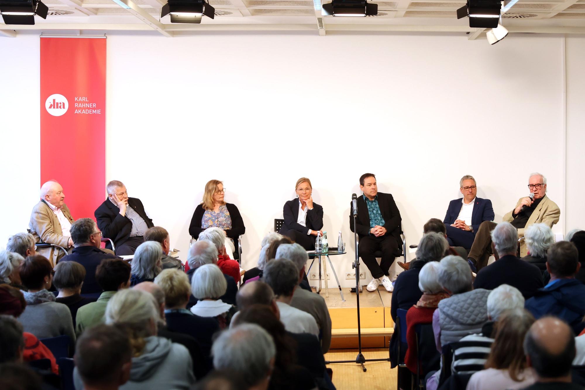 Konrad Adenauer, Franz-Xaver Corneth, Monika Scholz, Kathrin Möller, Arndt Klocke, Christian Joisten und ModeratorMartin Stank owski
in der Karl Rahner Akademie