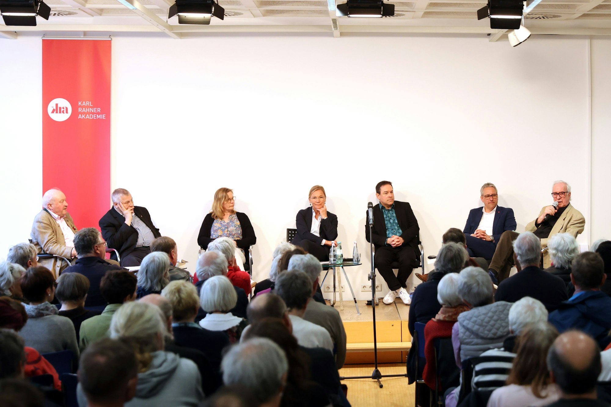 Konrad Adenauer, Franz-Xaver Corneth, Monika Scholz,  Kathrin Möller, Arndt Klocke, Christian Joisten und ModeratorMartin Stank owski
in der Karl Rahner Akademie