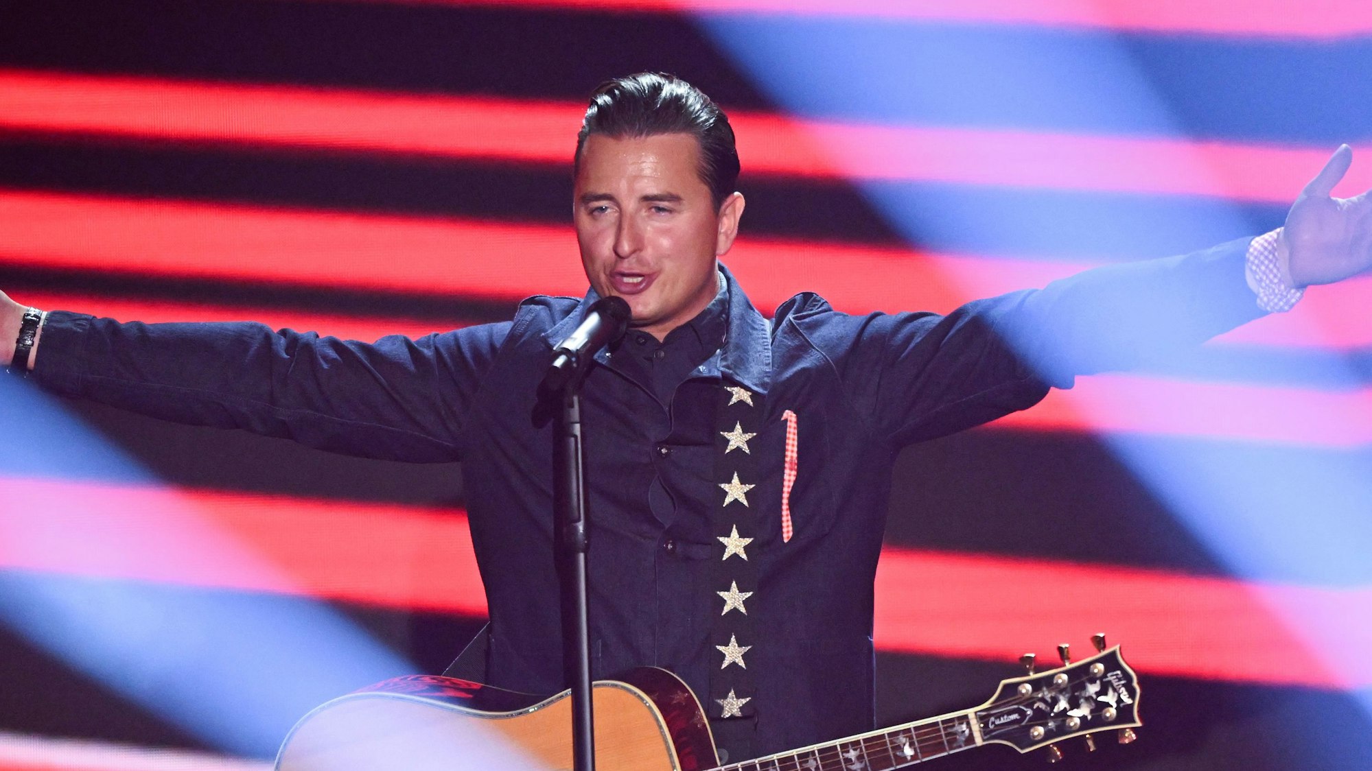 Der österreichische Sänger Andreas Gabalier steht während der Fernsehshow „Der große Schlagerabschied“ auf der Bühne.