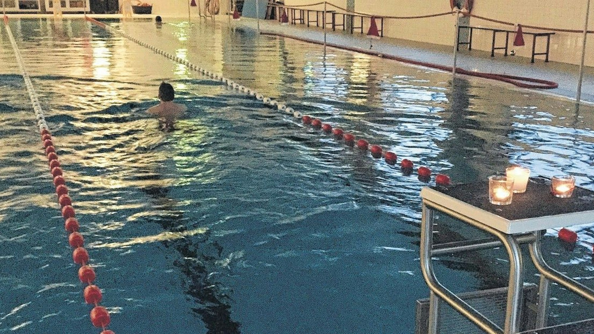Auf dem Foto ist das Schulschwimmbad zu sehen. Das Bild entstand 2018 beim traditionellen Kerzenschwimmen in Wesseling.