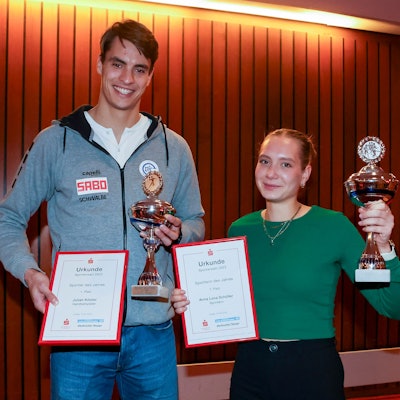 Julian Köster und Anna Lena Schüller präsentieren ihre Pokale und Urkunden.