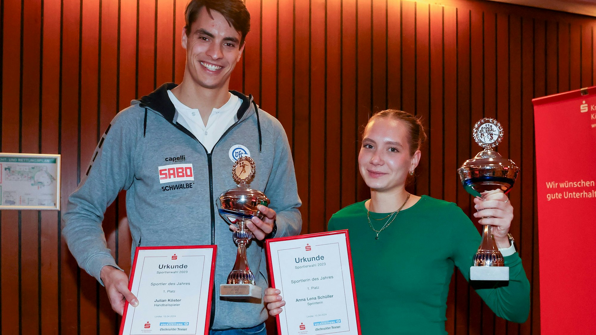 Julian Köster und Anna Lena Schüller präsentieren ihre Pokale und Urkunden.